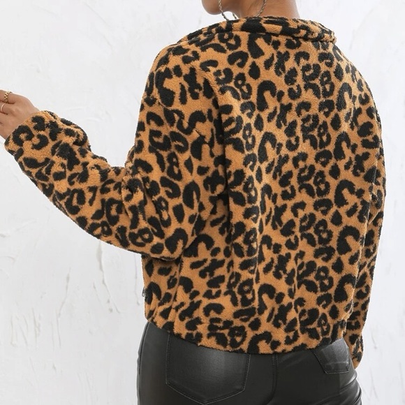 Plush Leopard Print Fleece Jacket 🐾 Cropped Style - Picture 4 of 5